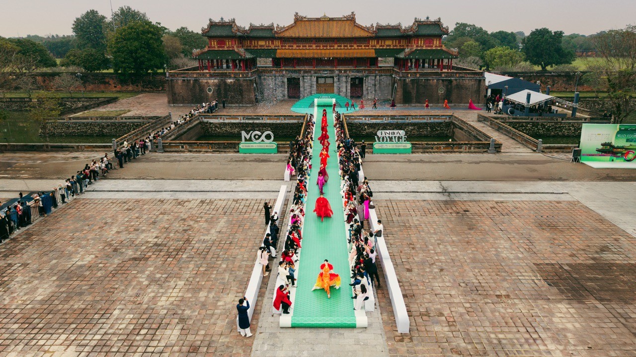 Gần 80 người đẹp Miss Cosmo 2025 trình diễn thời trang tại Quảng trường Ngọ Môn