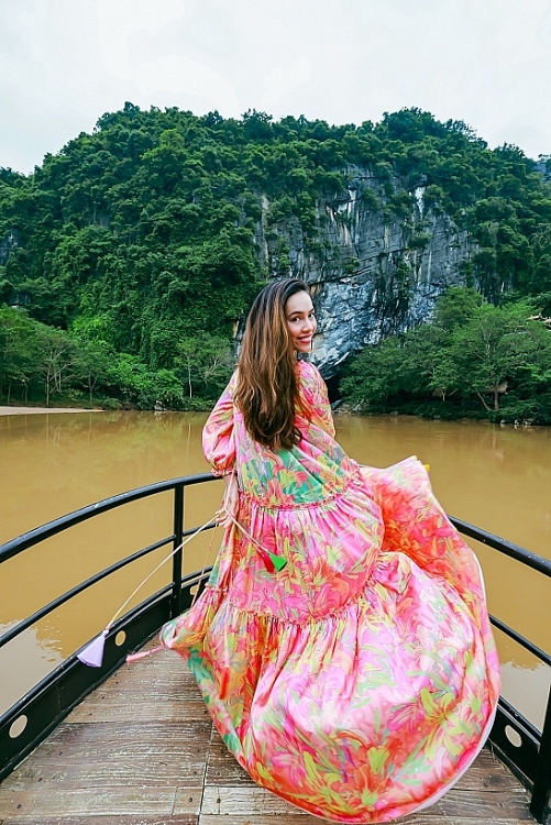 Bộ ảnh đẹp ngất ngây của Á hậu Hoàng My cùng những cú xoay váy thần thái trên địa hình hiểm trở Hang Tiên 