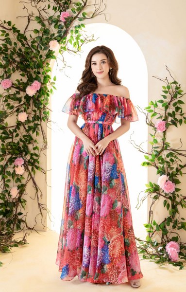 Huyền My xinh đẹp như những đóa hoa với thời trang NEVA