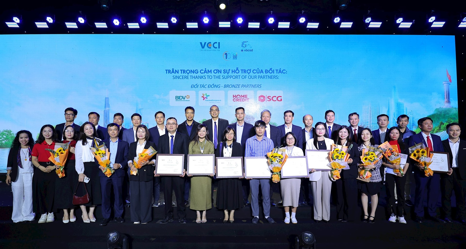 SCG và 7 công ty thành viên được vinh danh Top 100 doanh nghiệp bền vững 2025 SCG và 7 công ty thành viên được vinh danh Top 100 doanh nghiệp bền vững 2025