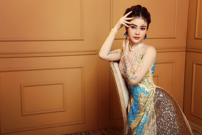 Á hậu Lý Kim Thảo khoe dáng với áo dài đính kết cầu kỳ