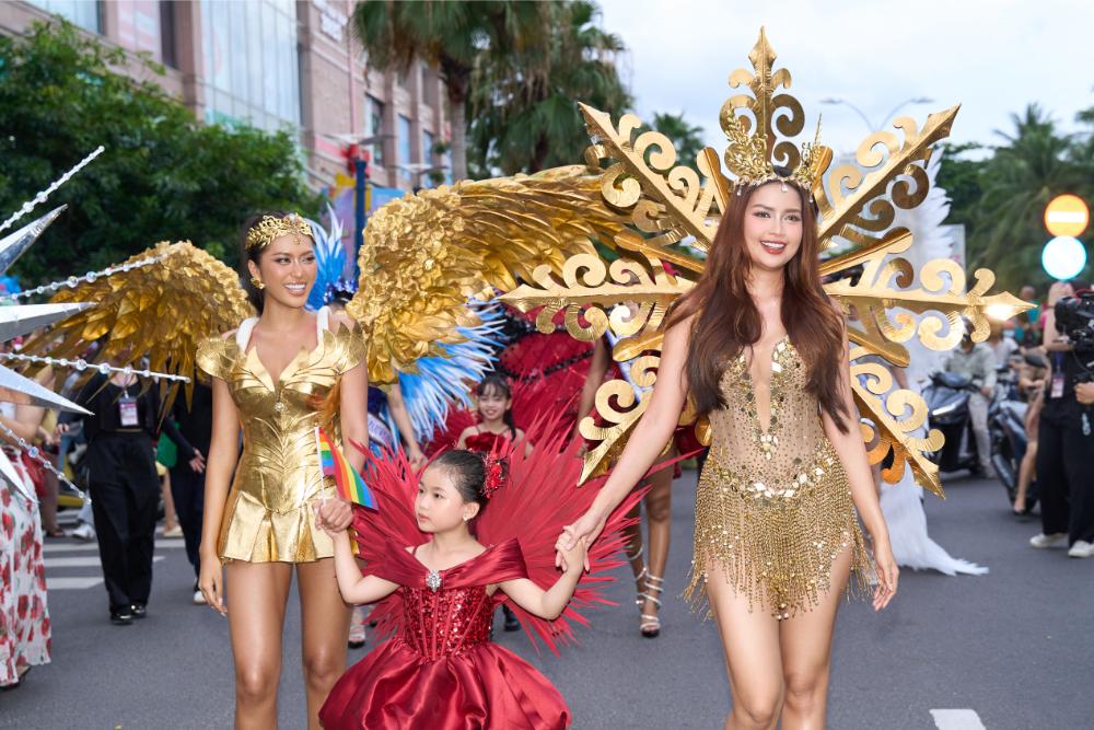 Hoa Hậu Quốc tế đổ bộ, thí sinh Miss Cosmo Vietnam 2025 rực rỡ diễu hành
