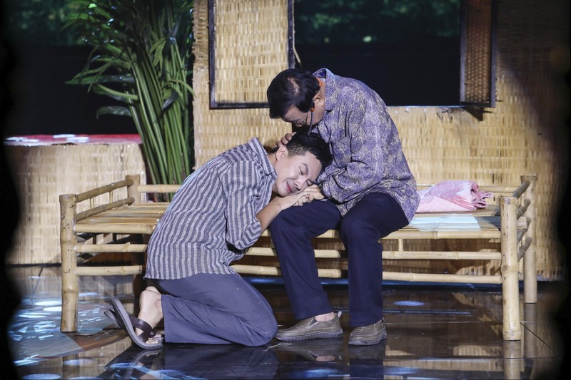 MC Quốc Trí Mời Cha Ruột Song Ca, Giám Khảo Vũ Thành Vinh “Đổ Gục” MC Quốc Trí Mời Cha Ruột Song Ca, Giám Khảo Vũ Thành Vinh “Đổ Gục”