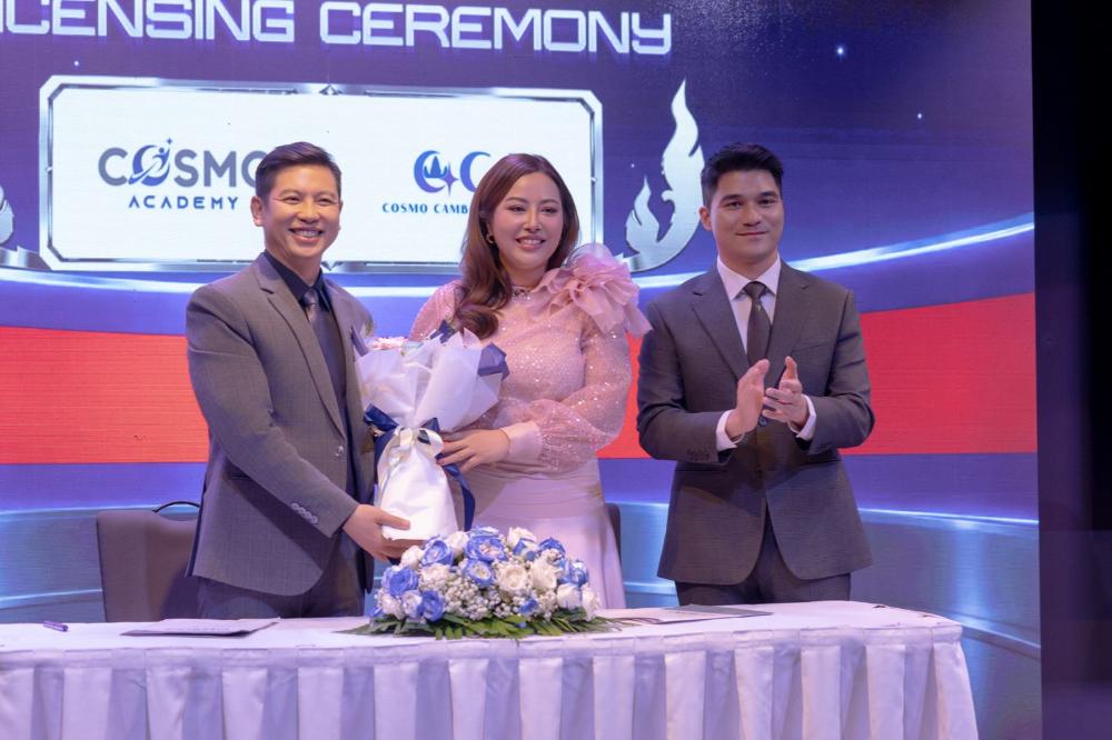 Cosmo Academy ký kết nhượng quyền thương hiệu với Camvibe Entertainment, chính thức thành lập Cosmo Academy Cambodia Cosmo Academy ký kết nhượng quyền thương hiệu với Camvibe Entertainment, chính thức thành lập Cosmo Academy Cambodia