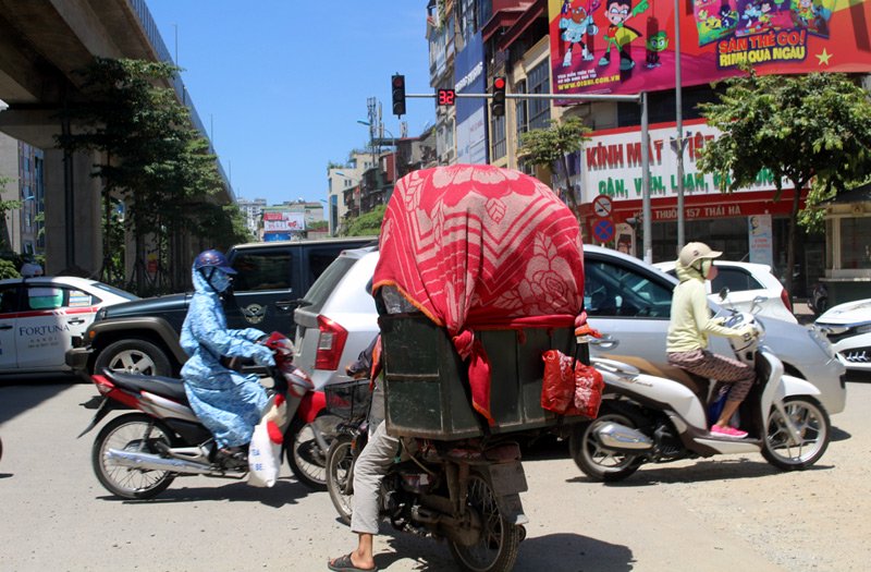 Nắng nóng đỉnh điểm: Đá viên cháy hàng, giành nhau như ‘đánh trận’